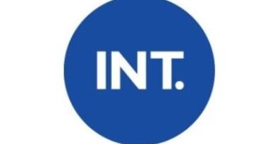 INT.